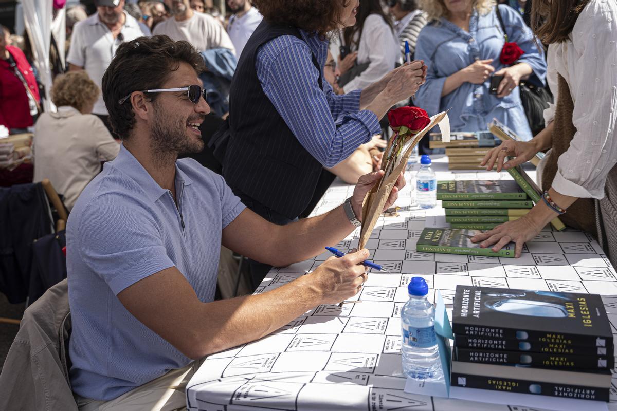 Maxi Iglesias, en Barcelona, firmando su libro por Sant Jordi