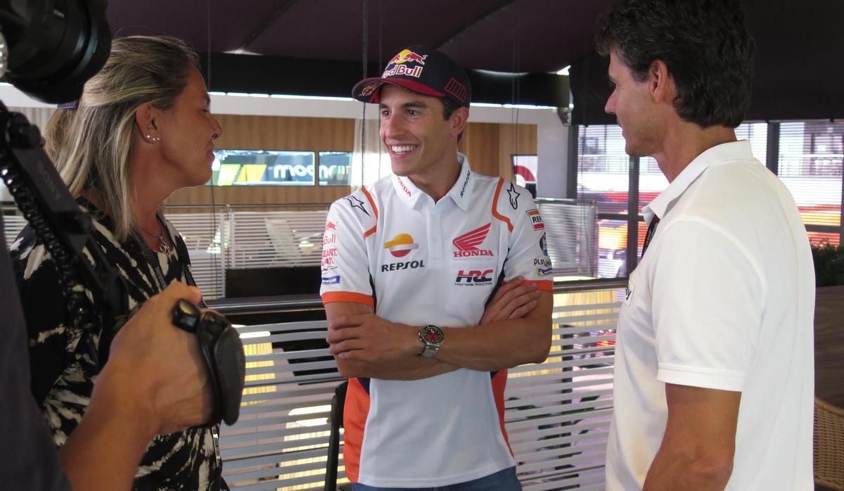 Marc Márquez, en el centro, charla con Anna Nogué y Àlex Crivillé, hoy, en Motorland.