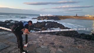 La Policía Local de La Laguna desaloja a cinco jóvenes de una zona rocosa en el batiente del mar