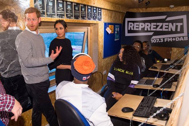 Meghan Markle y el príncipe Harry charlan con los jóvenes de la estación de radio