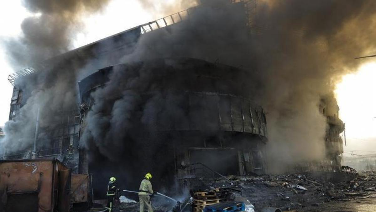 El humo se eleva mientras los rescatistas ucranianos trabajan en el lugar de un ataque ruso a un centro comercial en Kiev, Ucrania, el 24 de mayo de 2026, en medio de la invasión rusa.