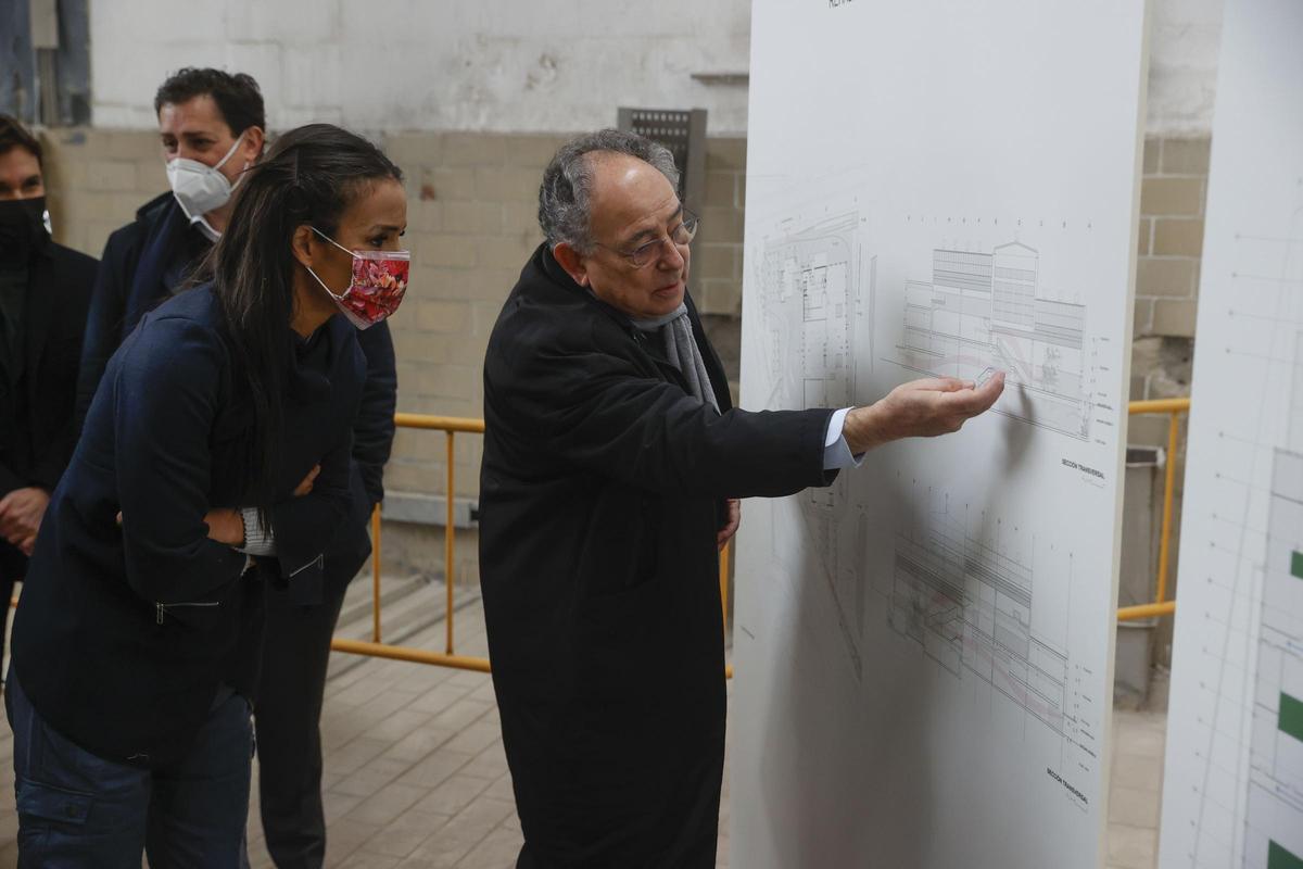 La exvicealcaldesa del Ayuntamiento de Madrid, Begoña Villacís, junto al arquitecto Carlos Rubio Carvajal en la presentación del proyecto de regeneración Val-Verde.