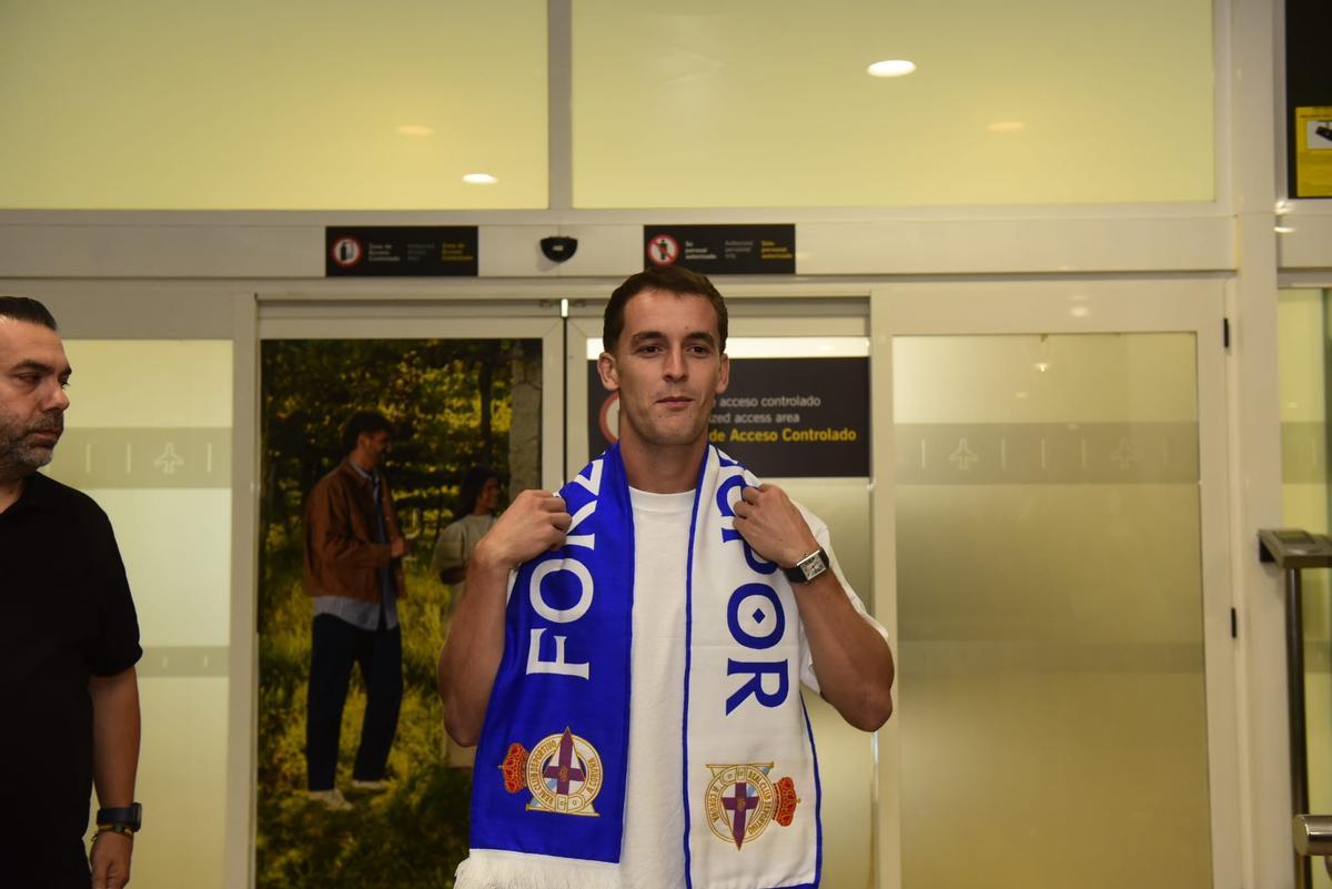 Llega Marc Casadó a A Coruña para incorporarse al Deportivo Llega Marc Casadó a A Coruña para incorporarse al Deportivo
