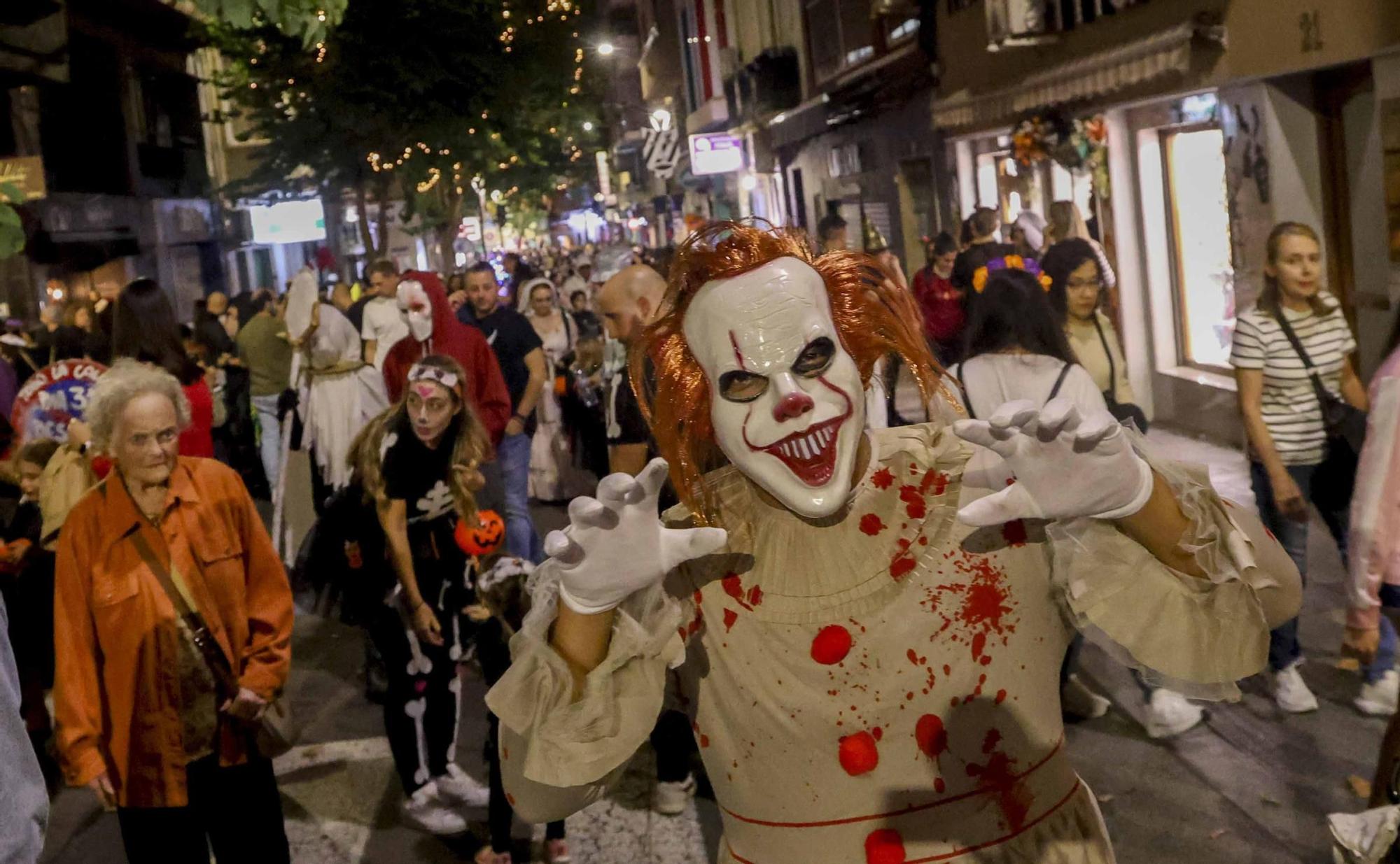 Halloween llena la calle Quintana de Alicante