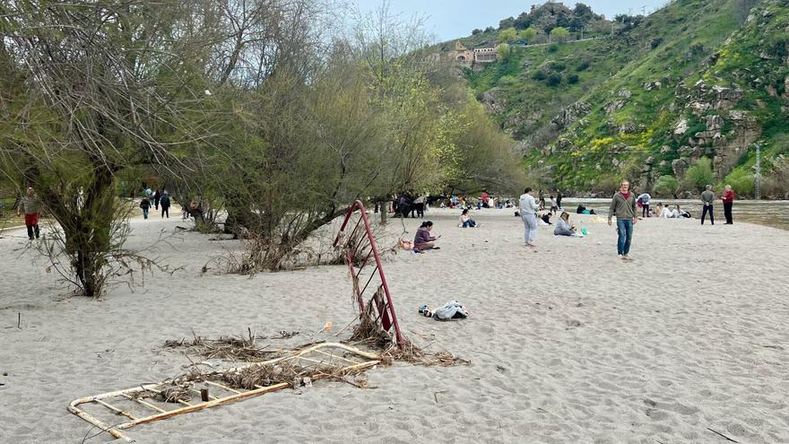 La otra cara de la playa que ha &#039;aparecido&#039; en Toledo tras las riadas: basura y contaminación