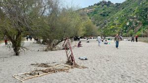 Varias vallas de obra sobre la arena de la playa que se ha creado en el Tajo a su paso por Toledo.