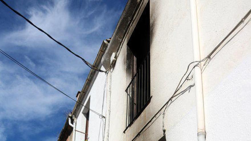 Els Mossos d&#039;Esquadra precintant un habitatge incendiat