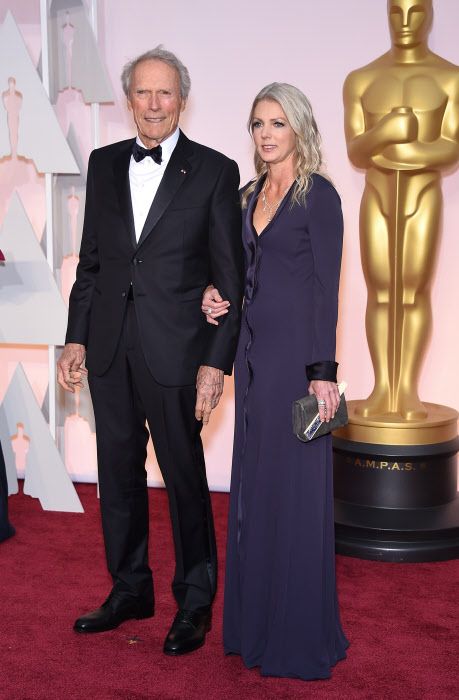 Clint Eastwood y Christina Sandera posan en la gala de los Oscar de 2015