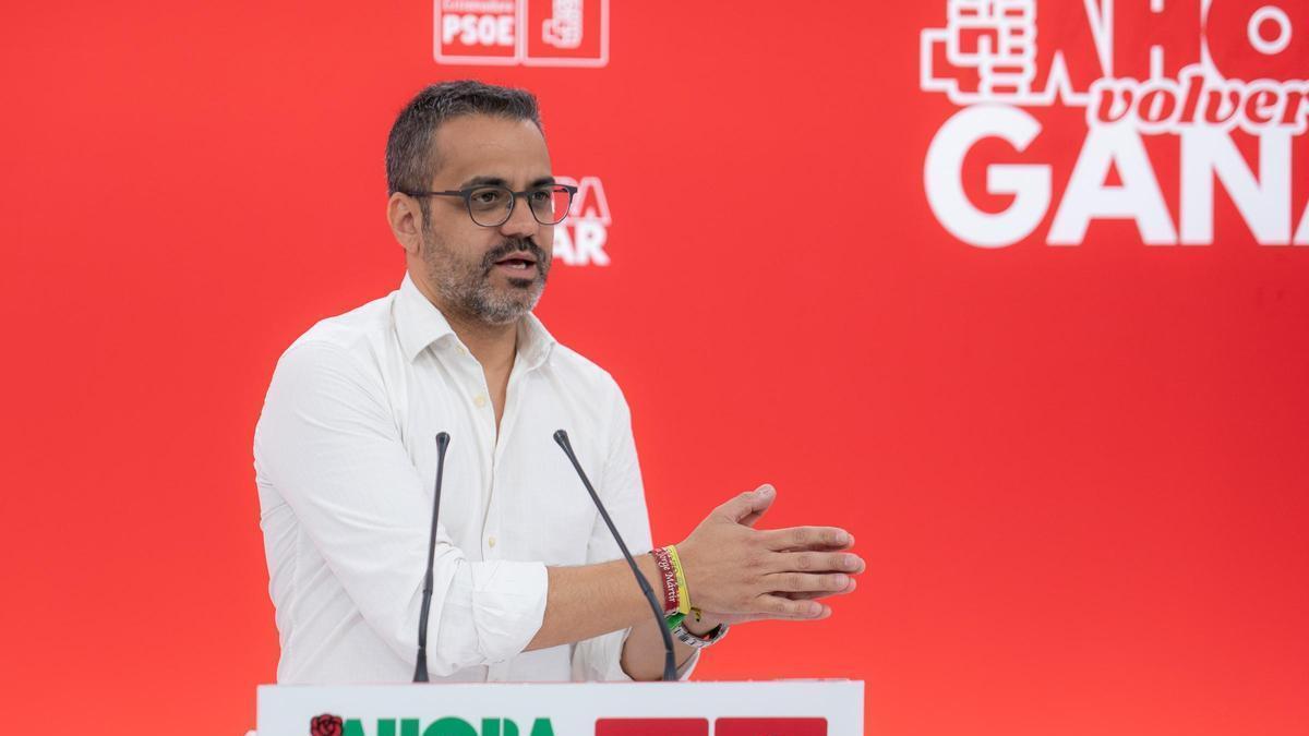 El portavoz del PSOE de Extremadura, Manuel José González Andrade, en rueda de prensa en Mérida.