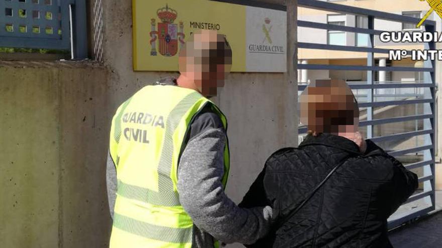 Imagen de un agente de la Guardia Civil acompañando a una señora mayor a interponer una denuncia