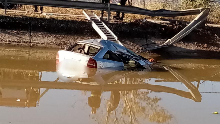 La conductora del coche que cayó a un canal de riego en Puente Genil no tiene carnet y dio positivo en alcohol