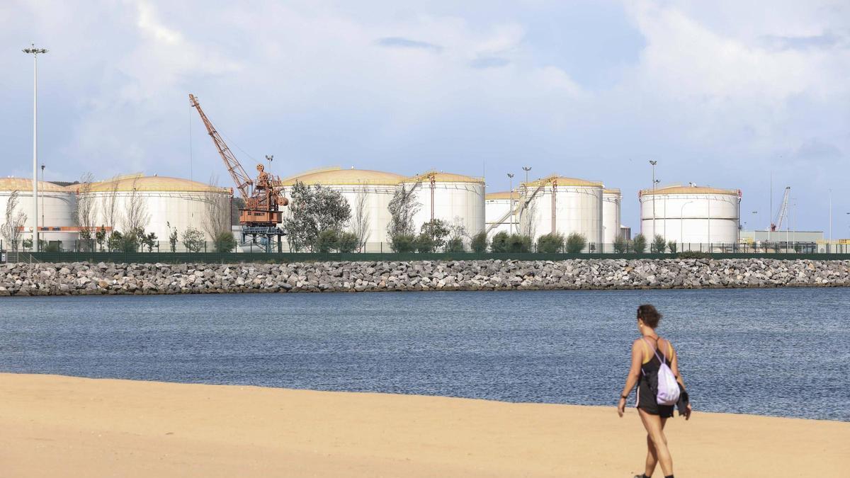 La playa del Arbeyal con insalaciones del puerto de El Musel al fondo.