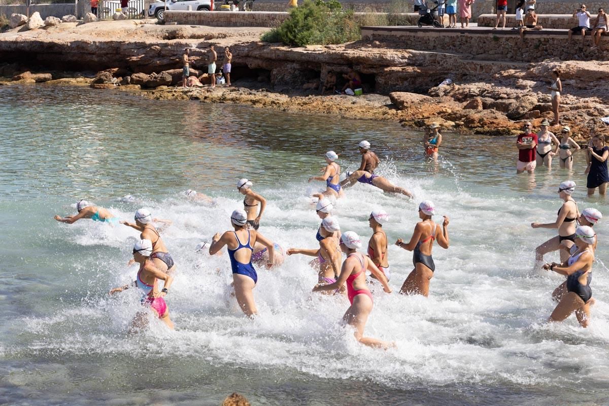 Las imágenes de la travesía a nado del Canal de Sant Antoni