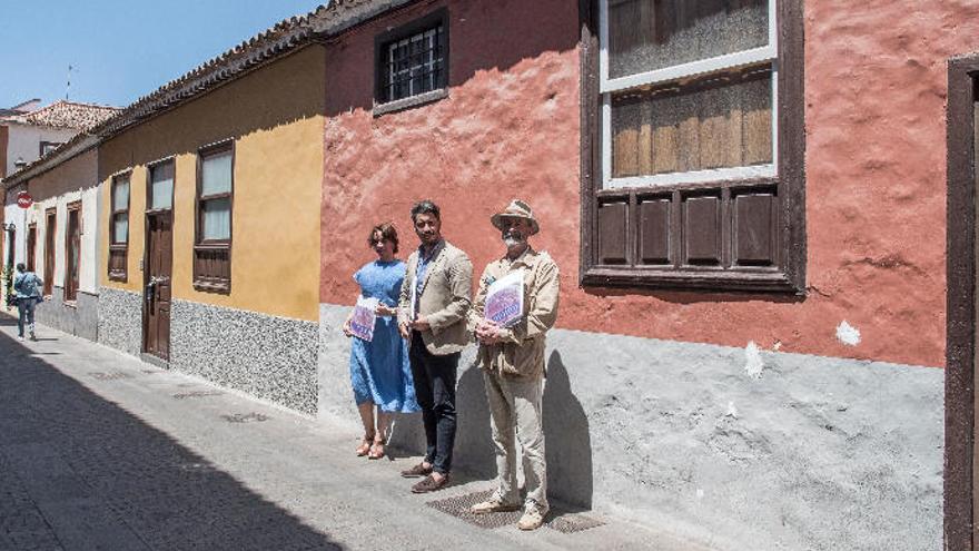 Beatriz Simón, Luis Yeray Gutiérrez y Santiago Pérez, junto a varias viviendas que se protegerán.