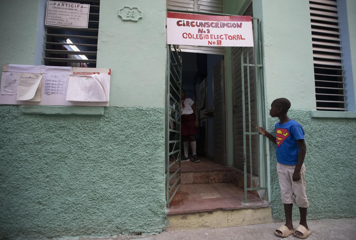 Un niño observa hacia el interior de un colegio electoral durante la votación por el referendo sobre el nuevo código de familia hoy, en La Habana (Cuba). EFE/Yander Zamora