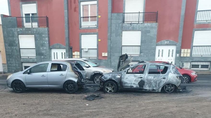 Ocho vehículos se incendian de madrugada en un barrio de Puerto del Rosario