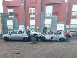 Ocho vehículos se incendian de madrugada en un barrio de Puerto del Rosario