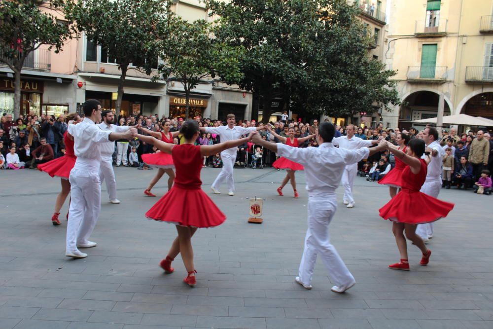 Figueres vibra amb les danses de Populària