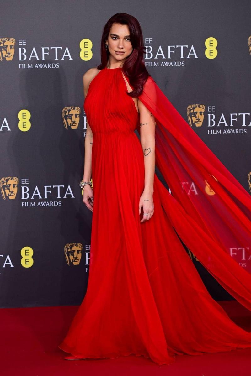 Dua Lipa en la alfombra roja de los BAFTA 2024