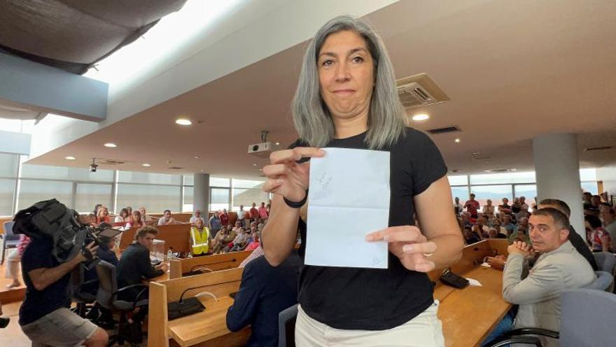 Victoria Portas muestra su voto con el nombre de Araceli Gestido para la Alcaldía, antes de depositarlo en la urna. |   // G.M.P.