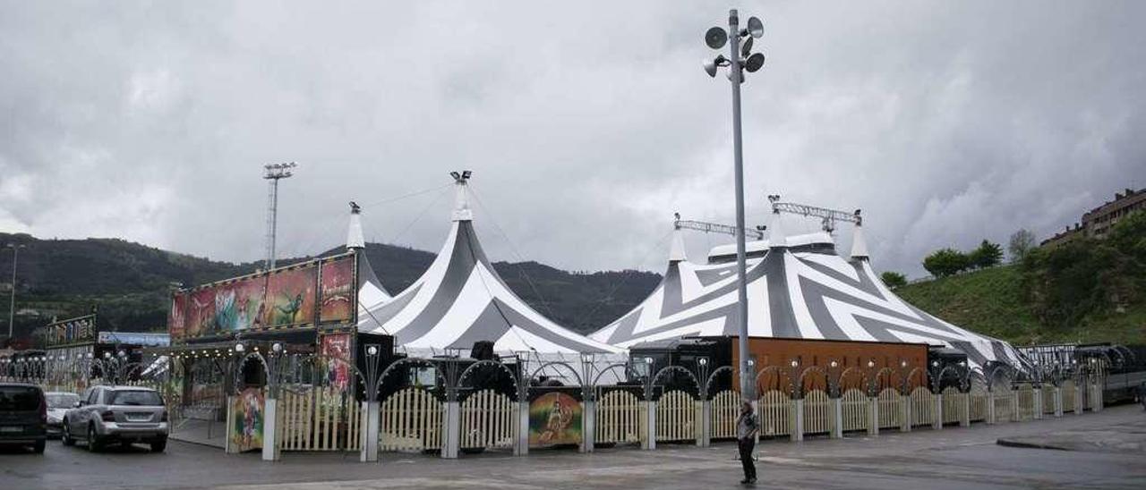 El circo, instalado en la explanada junto al Tartiere.