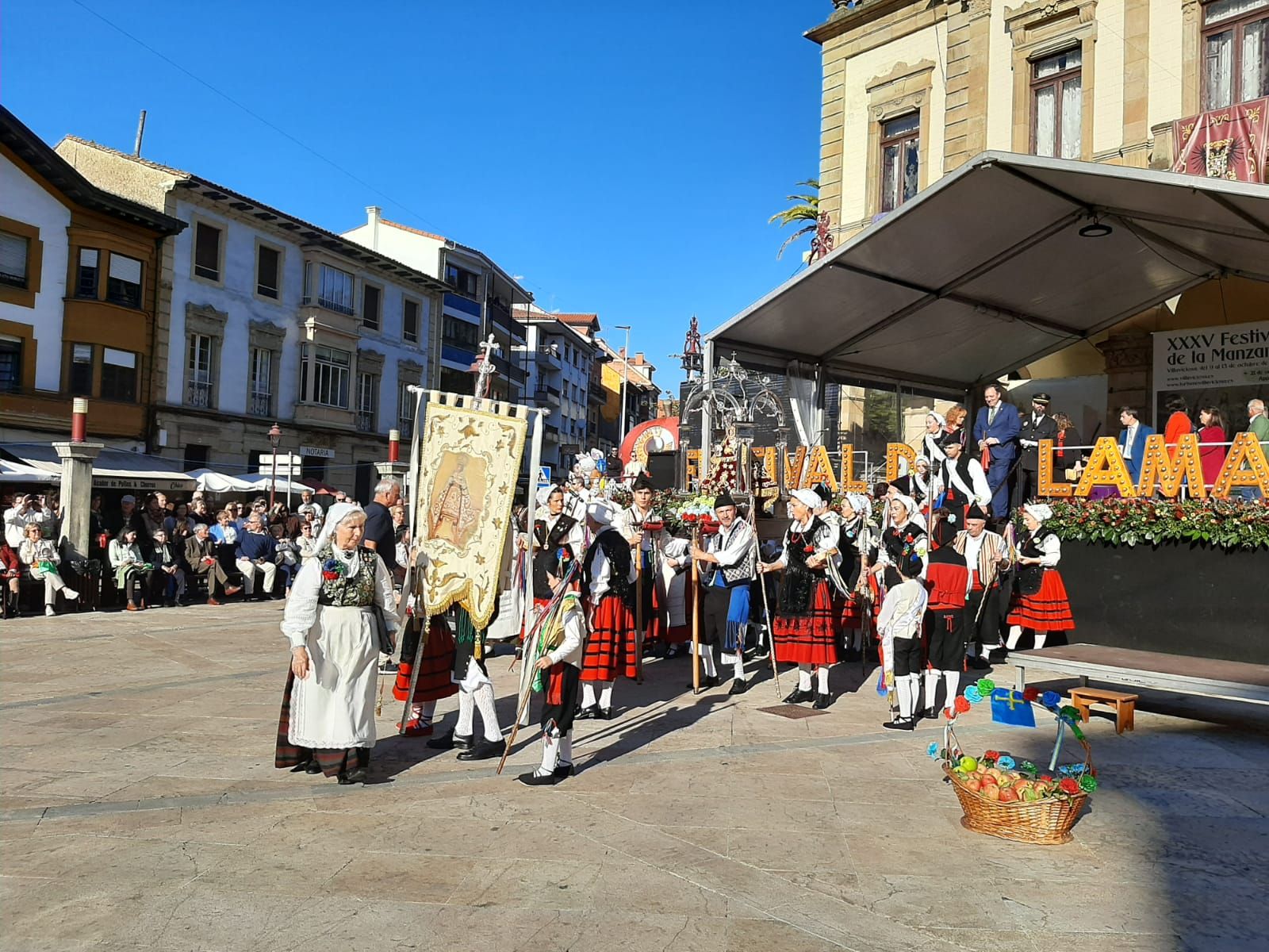 Villaviciosa ofrece el primer mosto a la Portalina: así ha sido el acto seguido de un desfile de carrozas