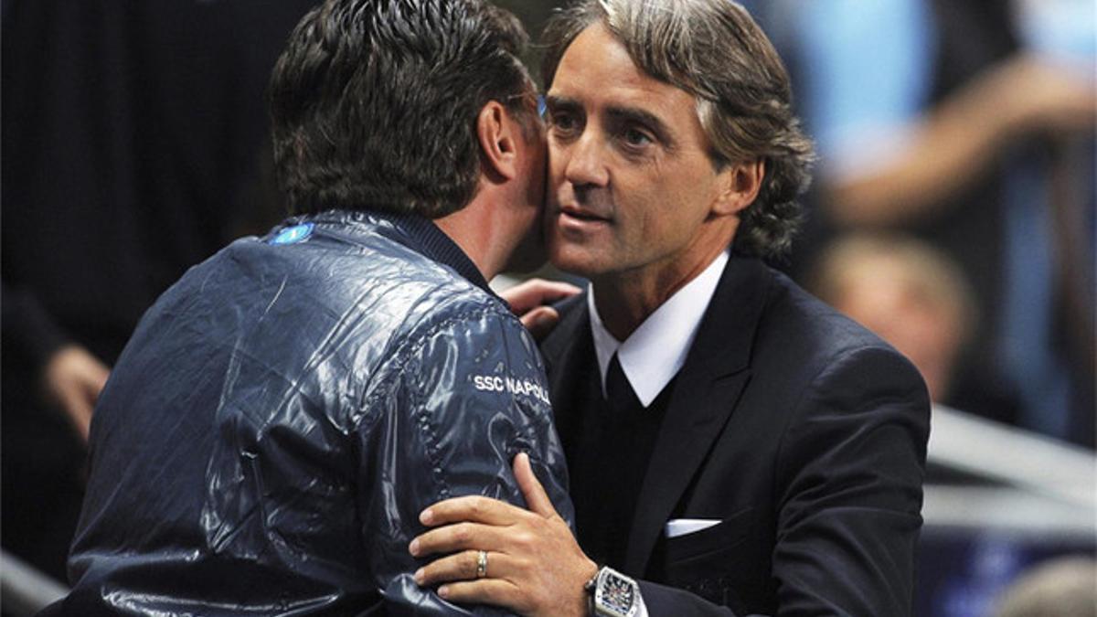 Mancini y Mazzarri se saludan durante un City-Nápoles de Champions en 2011