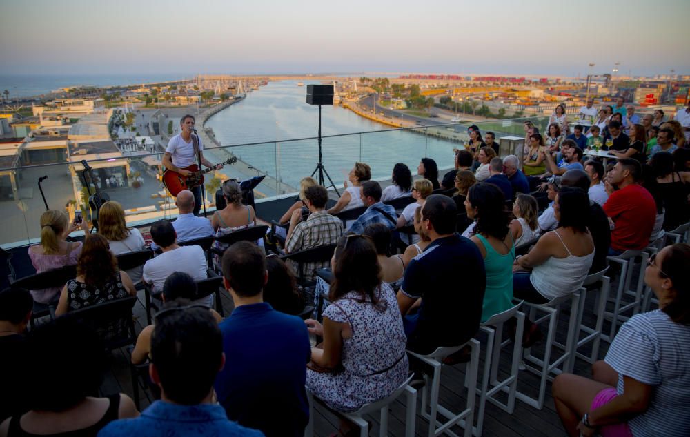 Concierto de Mikel Erentxun en la terraza del Veles i Vents