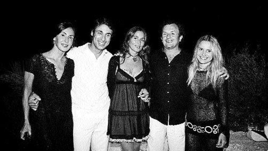 María Antonia, Fernando Porcar, Ana, Tomi Motas y Eugenia Martñinez de Irujo en la fiesta de cumpleaños / RUBEN E. IBÁÑEZ