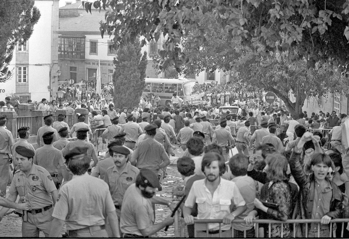 Carga policial contra os manifestantes do BNG contrarios ao momento escollido para a repatriación de Castelao