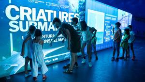 Unos niños, en la entrada de esta exposición interactiva.