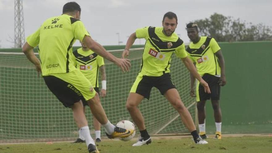 Los jugadores del Elche, ayer, durante el último entrenamiento y antes de viajar a Zaragoza.