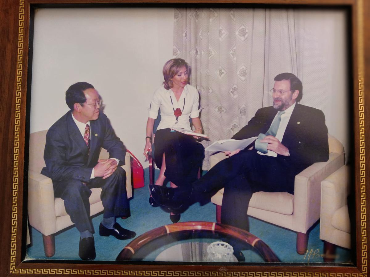 Isabel Florido traduce a Mariano Rajoy y al expresidente chino Jiang Zemin.