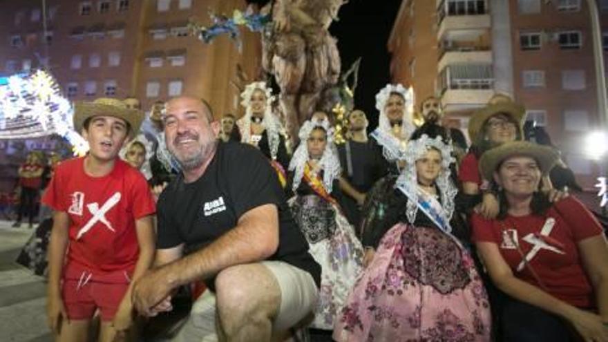 El artista y la comisión de La Ceràmica frente al fauno, que ganó el premio de la crítica el año pasado.