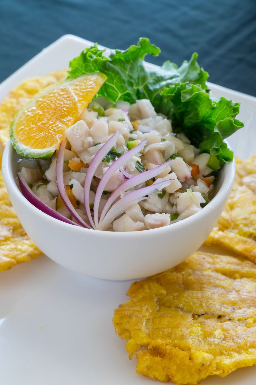 Ceviche con patacones de maíz