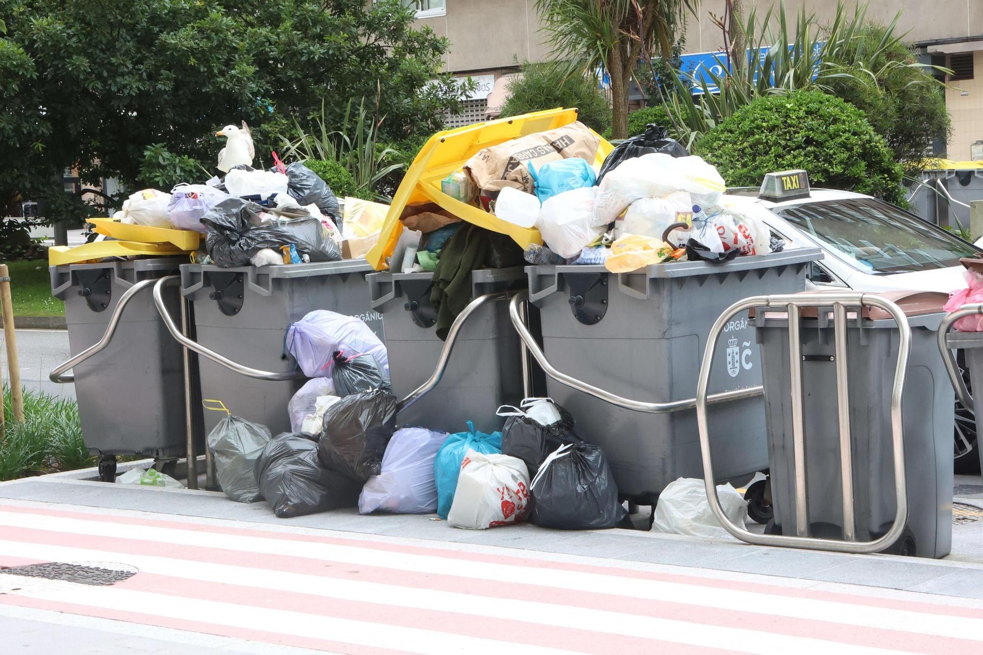 Huelga de la recogida de basuras en A Coruña: los desperdicios desbordan los contenedores