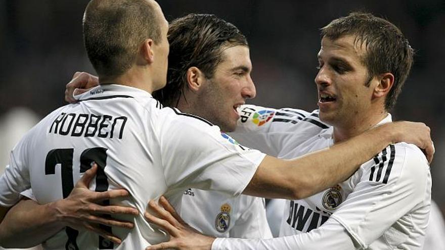 El delantero argentino del Real Madrid Gonzalo Higuaín celebra el segundo gol de su equipo con sus compañeros Arjen Robben y Rafael van der Vaart , durante el partido correspondiente a la decimonovena jornada de fútbol en primera división que Real Madrid y Osasuna están dispuntando esta tarde en el estadio Santiago Bernabéu de Madrid.