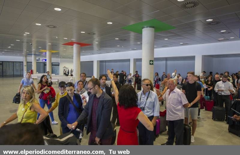 GALERÍA DE FOTOS -- Primer vuelo comercial en el aeropuerto de Castellón