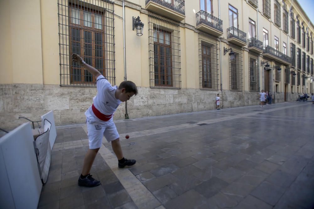 Las fallas infantiles recuperan la pilota valenciana en la calle del ayuntamiento