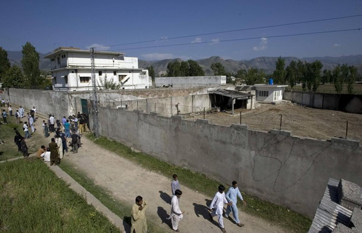 Policies, periodistes i curiosos, a les portes de la casa d’Ussama bin Laden, dimarts, a Abbottabad. Policies, periodistes i curiosos, a les portes de la casa d’Ussama bin Laden, dimarts, a Abbottabad.