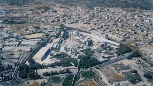 En esta imagen aérea del año 2001 se aprecia cómo la construcción de edificios se acerca a la planta que, prácticamente, queda inmersa en el paisaje urbano