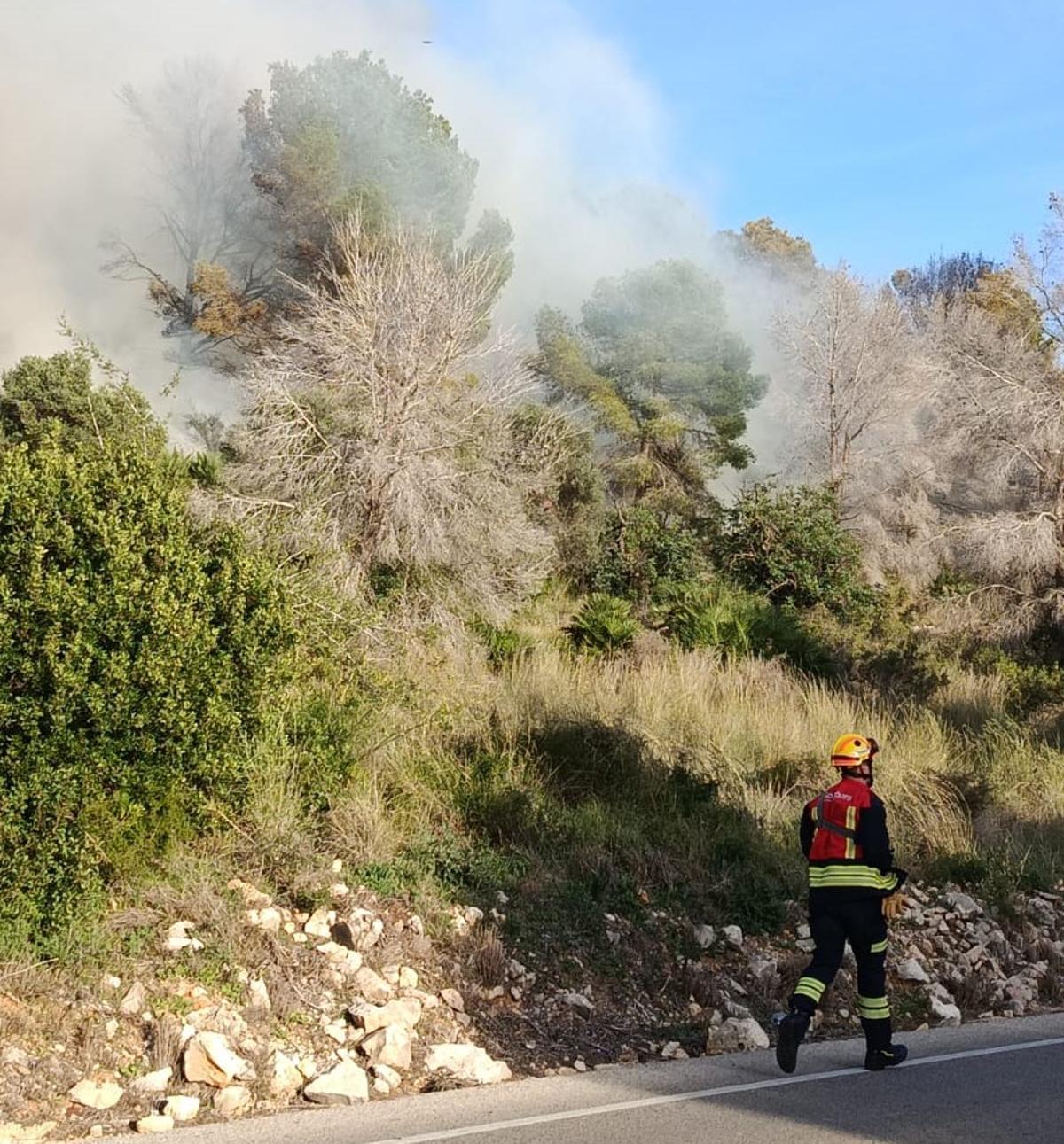 Un bombero junto a la humareda