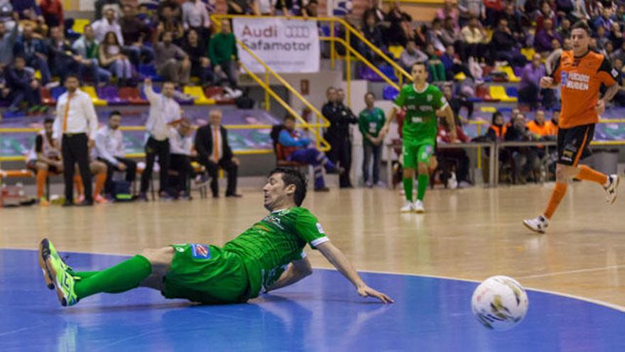 Fali, que debutó con la camiseta del UMA, cuajó un gran encuentro.