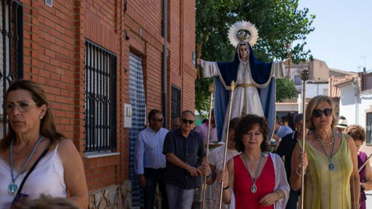 La Virgen de las Nieves, entre flores y abanicos, vuelve a la calle