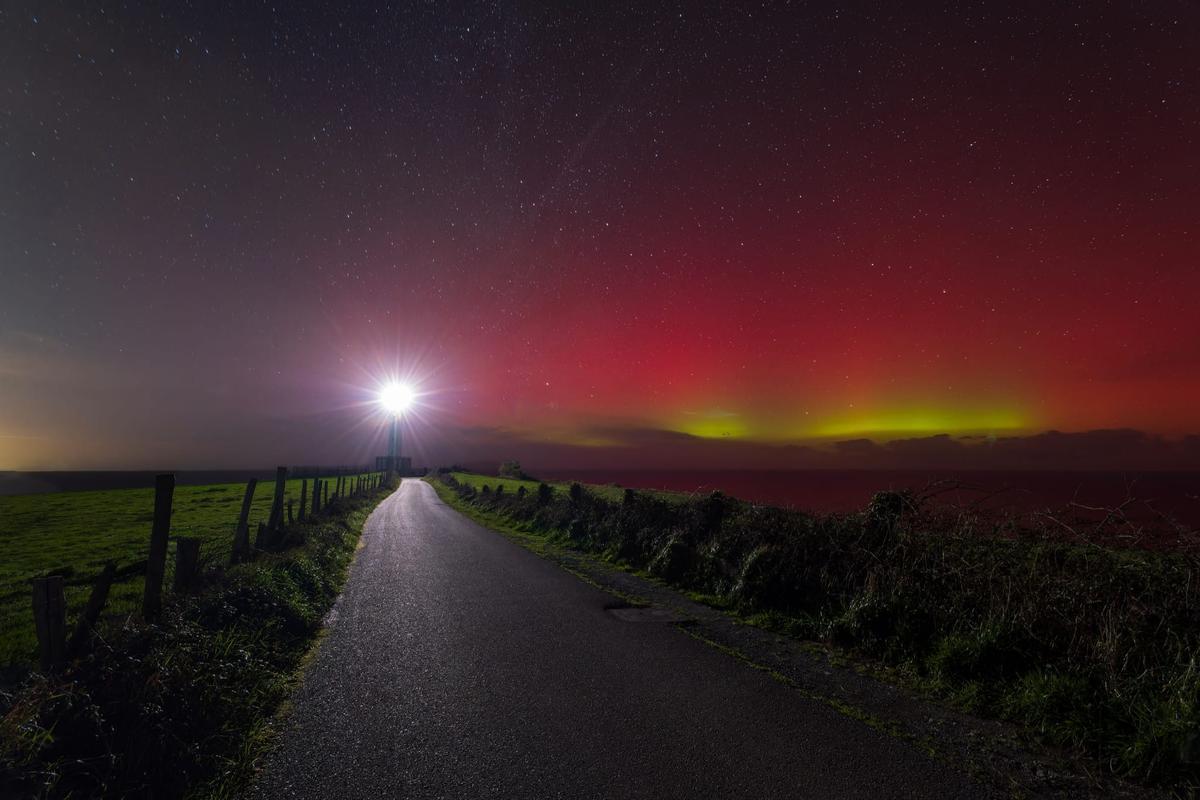 Aurora boreal captada desde el Faro de Lastres (Colunga)