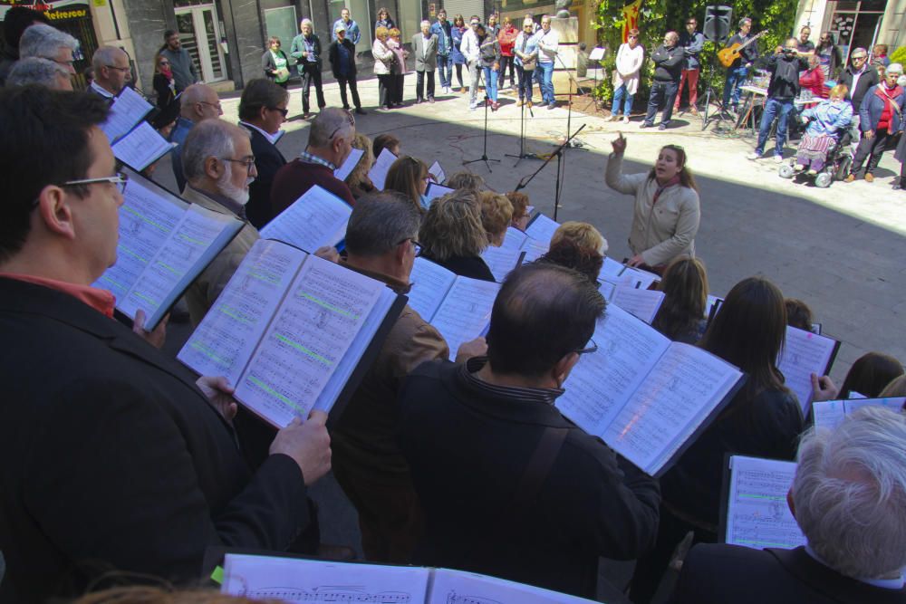 Alcoy escribe una poesía con música y flores para Valls