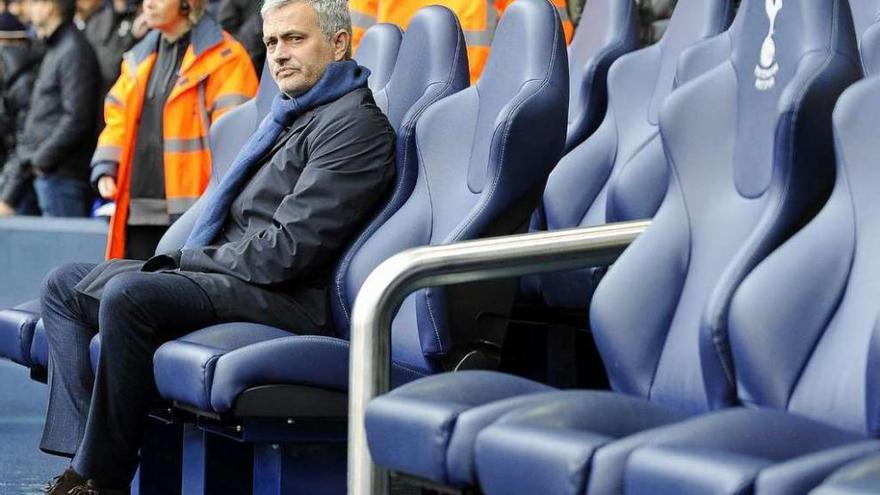 José Mourinho, en el banquillo del Chelsea durante un partido contra el Tottenham Hotspur. // Gerry Penny