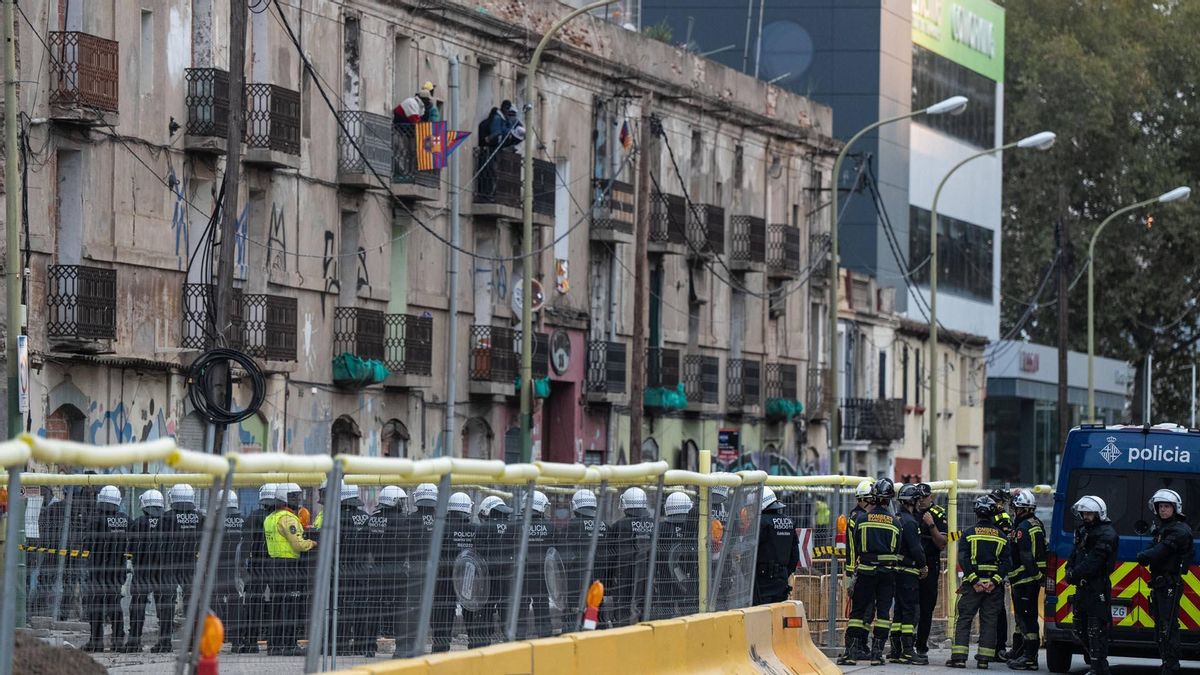 Gran despliegue policial para desalojar a decenas de subsaharianos en una nave de Barcelona
