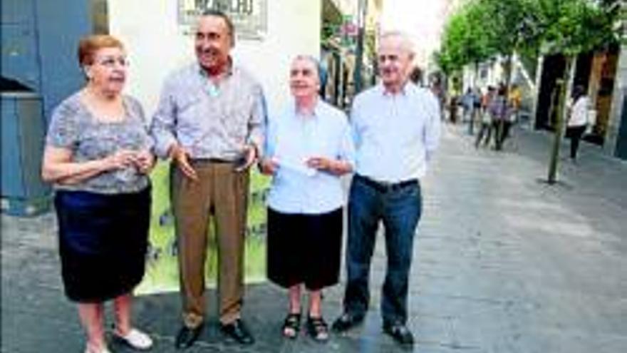 Menacho dona 2.400 euros recaudados entre sus clientes a los comedores sociales
