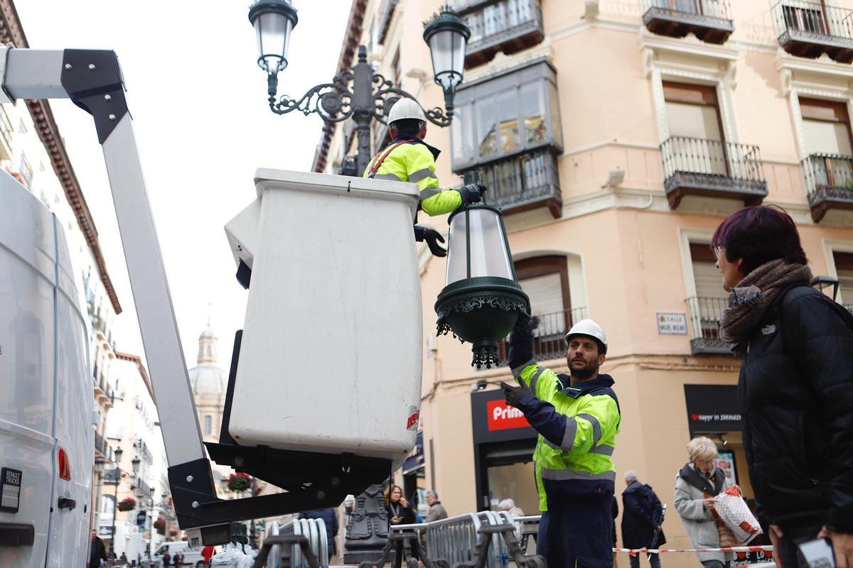 Comienza el desmontaje de las emblemáticas farolas de Averly en la calle Alfonso I de Zaragoza